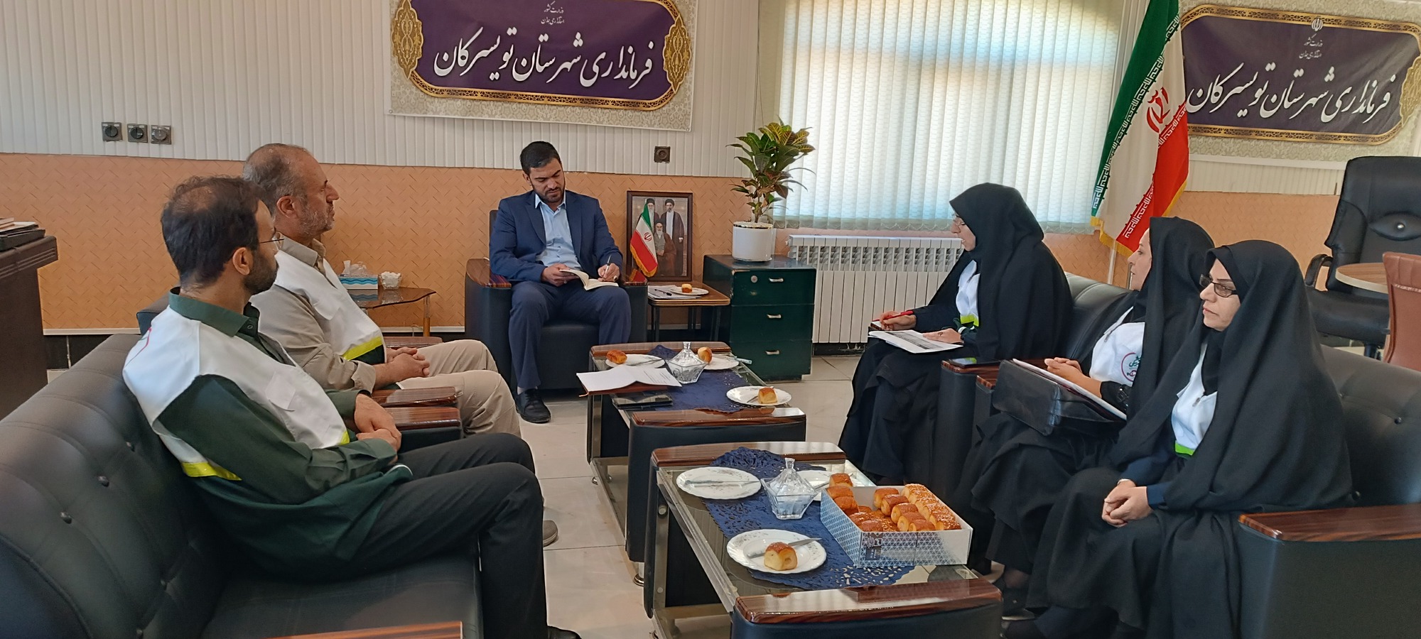 دیدار اعضای بسیج جامعه پزشکی با سرپرست جوان و خوش فکر فرمانداری شهرستان تویسرکان